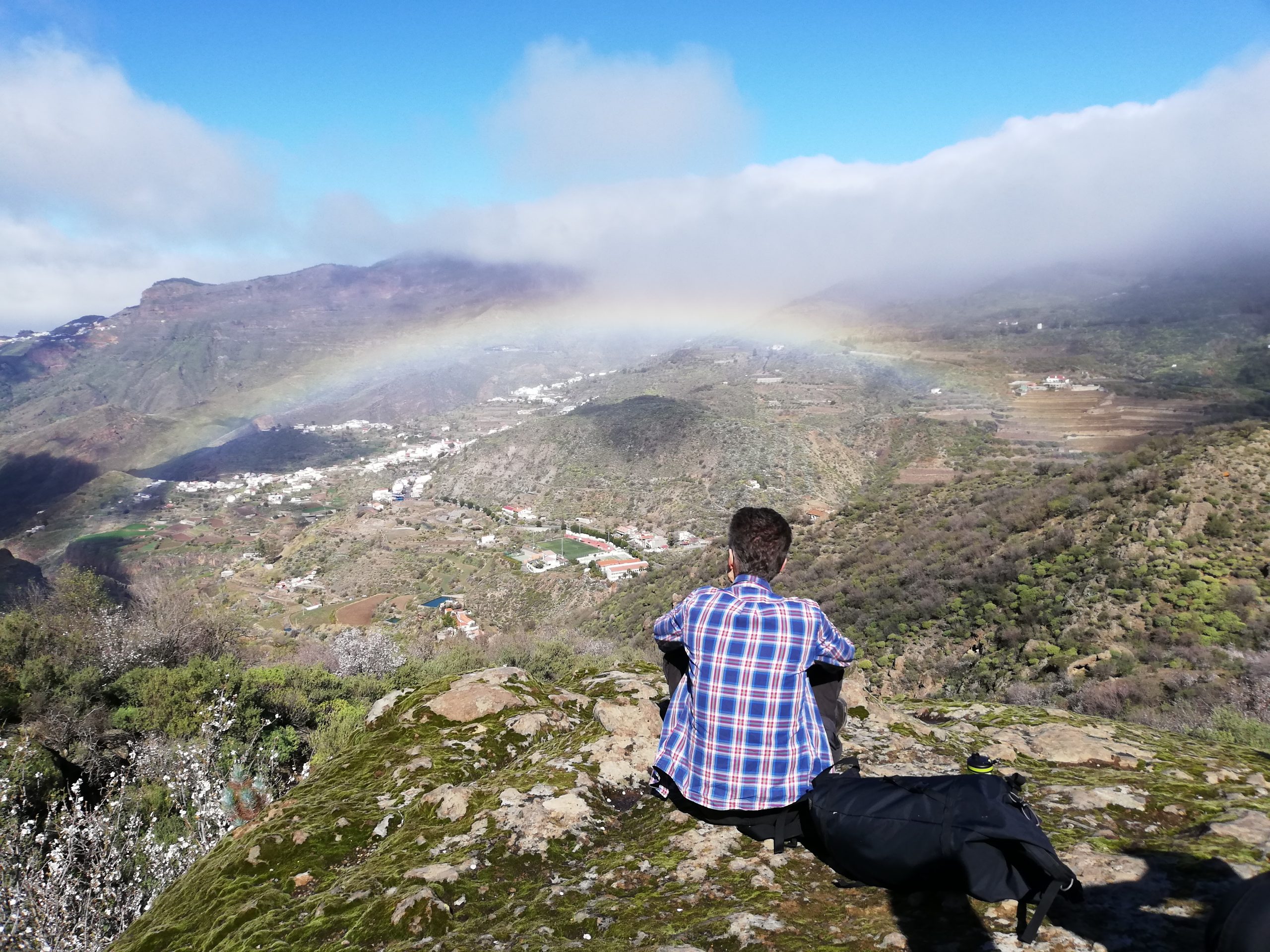 Imagen de una persona mirando el paisaje