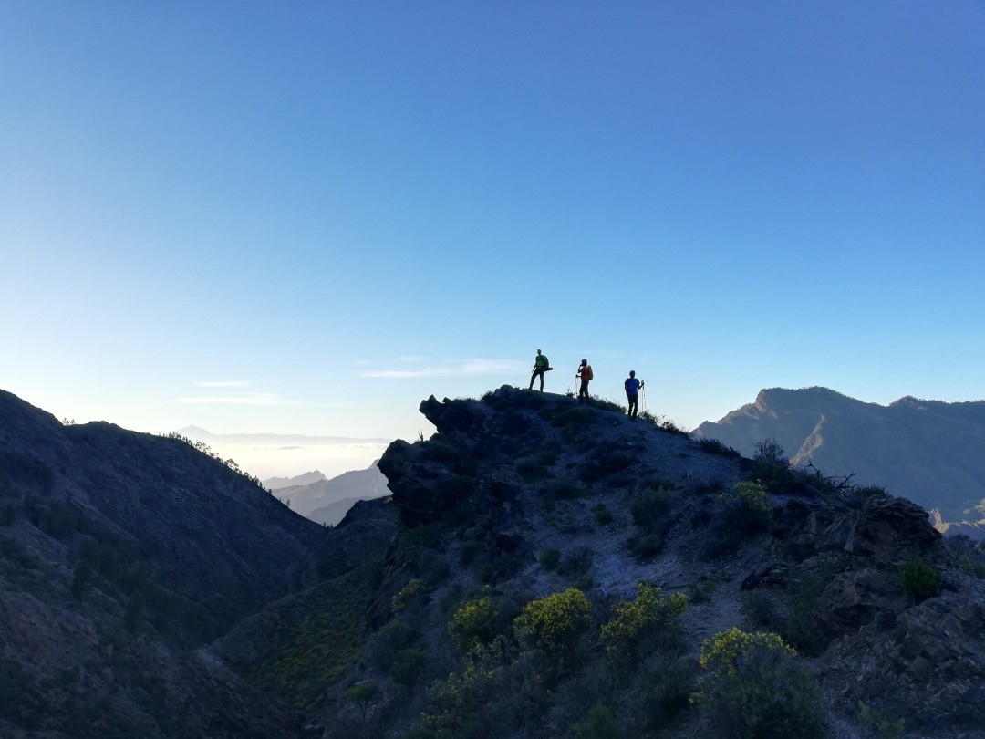 Imagen de tres personas haciendo una ruta