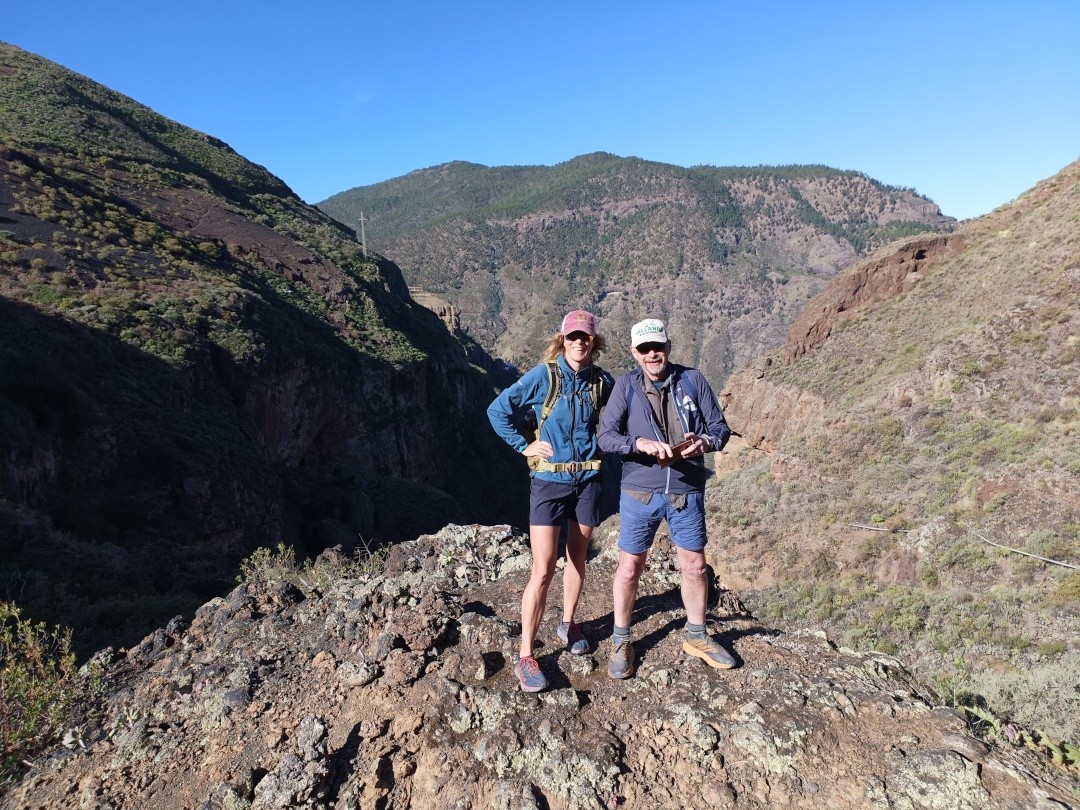 Imagen de dos personas durante una ruta