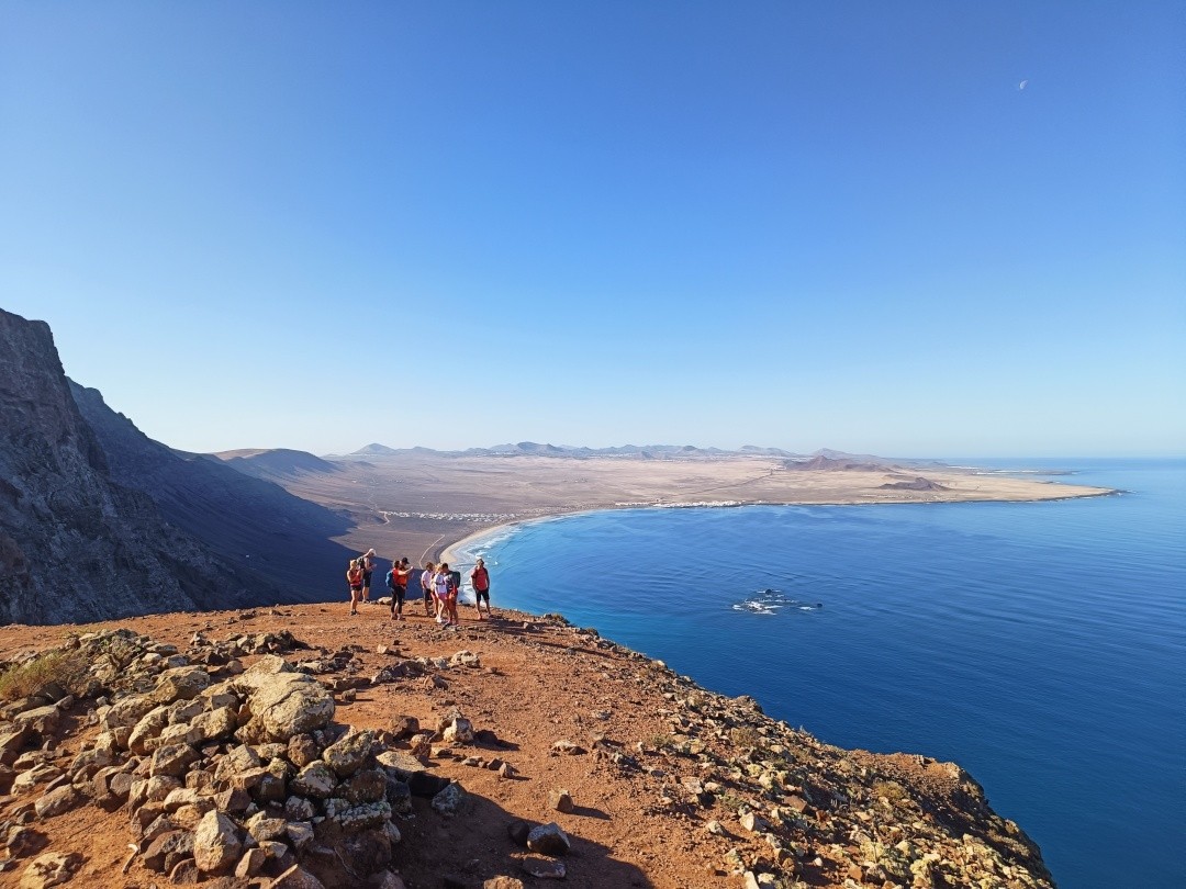 Imagen de un grupo de personas haciendo una ruta por Lanzarote