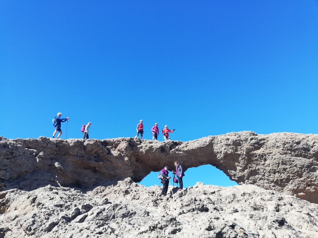 Imagen de un grupo de personas haciendo una ruta